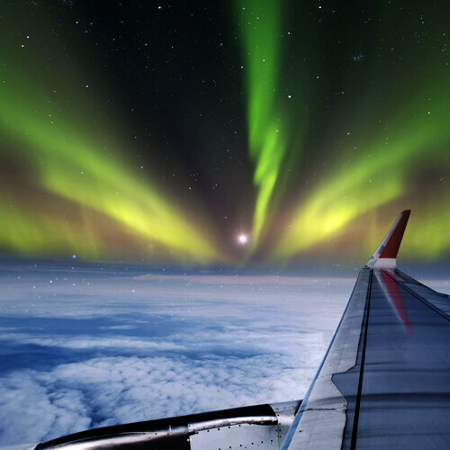 Tutoyer les aurores boréales en avion
