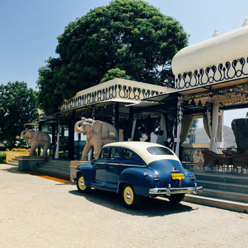 Udaipur au volant d'une voiture d'époque